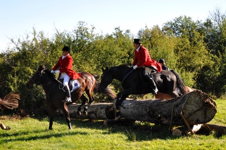 Vaclav_Vydra_hunting_his_horse_Demon_in_a_lead_rein_neckstrap_with_no_bridle_or_reins