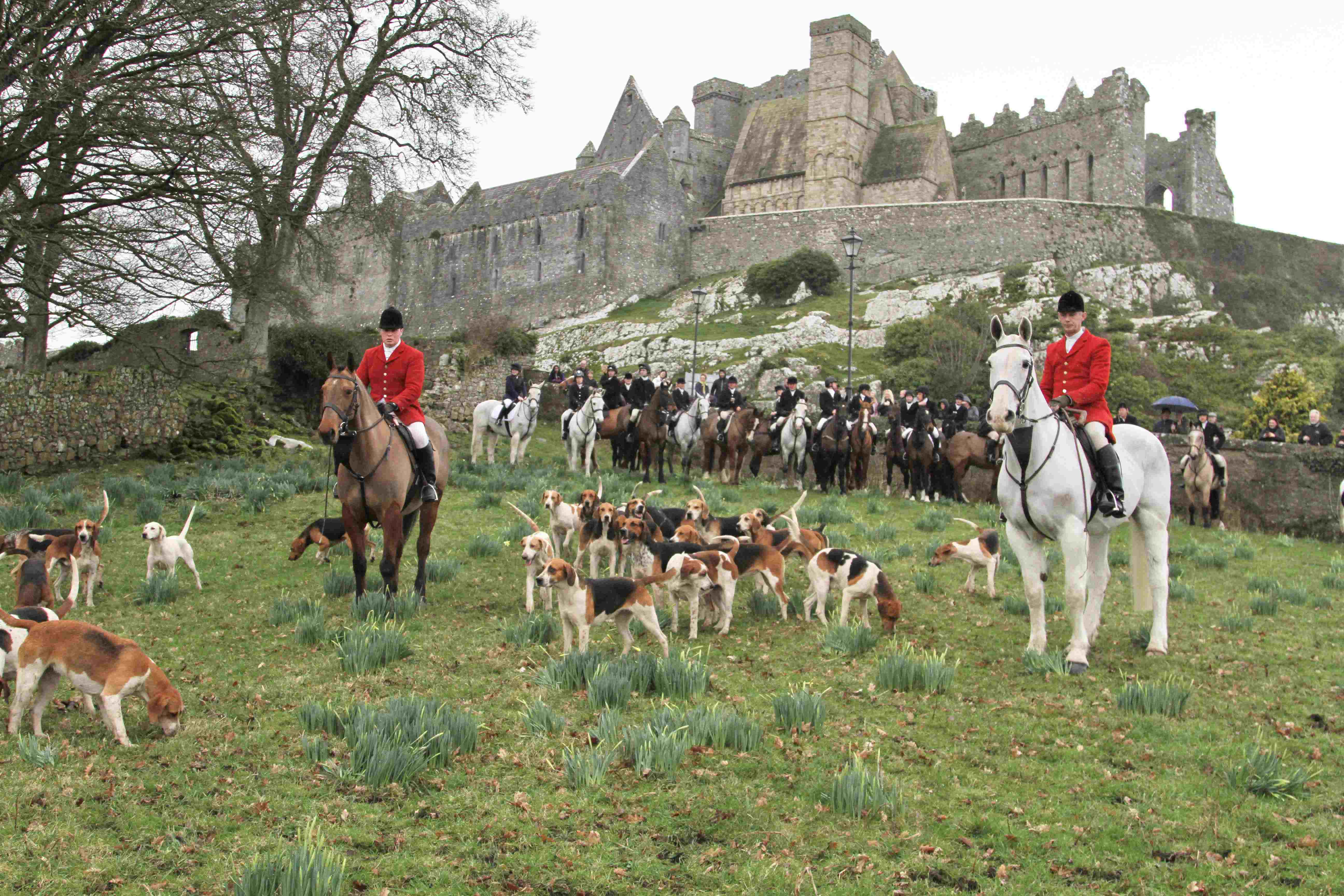 tipps Gavin Shorten huntsman on the Tipperary Foxhounds and James ODonnell meet at the Rock of Cashel Photo Catherine Power